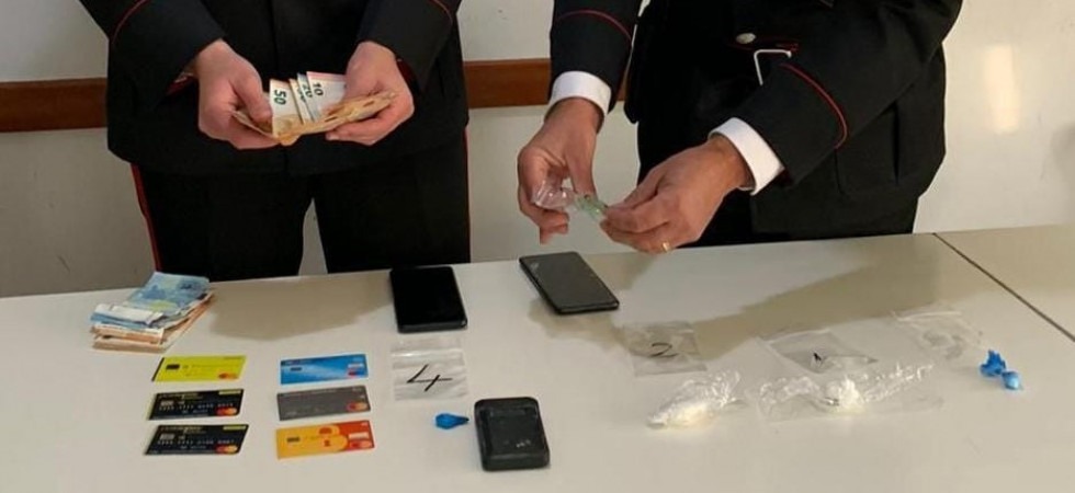 La coppia fa arrivare i clienti direttamente a casa per spacciare cocaina
